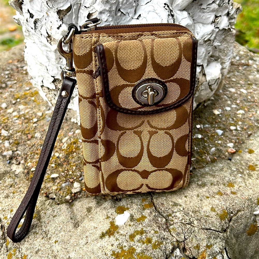 Coach Turn-lock Signature Canvas Wristlet/Phone Wallet EUC
